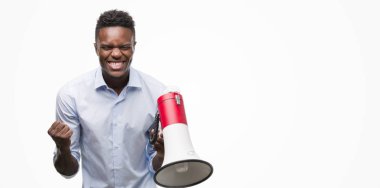 Duygu tezahürat gurur çığlık ve zafer ve başarı çok heyecanlı, kutluyor megafon tutan genç Afro-Amerikan adam