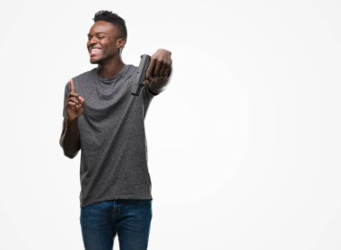 Genç Afro-Amerikan bir fikir ile sürpriz bir silah tutan adam ya da gülen yüz, bir numara ile işaret parmağı soru