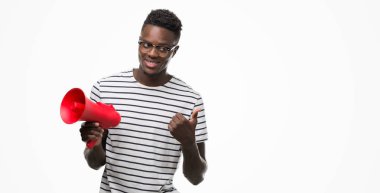 El ve parmak ile yukarı dönük mutlu yüz gülümseyen ile megafon tutan genç Afro-Amerikan adam