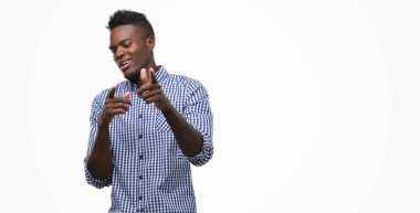 Fotoğraf makinesi ile mutlu ve komik yüz için parmakları işaret mavi gömlek giymiş genç Afro-Amerikan adam. İyi enerji ve vibes.