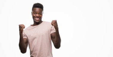 Duygu tezahürat gurur çığlık ve zafer ve başarı çok heyecanlı, kutluyor genç Afro-Amerikan adam