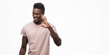 Parmak, mükemmel sembolü ile ok işareti yapan genç Afro-Amerikan erkek