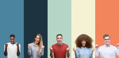 Bir grup insan üzerinde vintage renk arka plan kutlama şaşırttı ve başarı için kaldırdı kollarını açarak hayret ve gözleri açık. Kazanan kavramı.