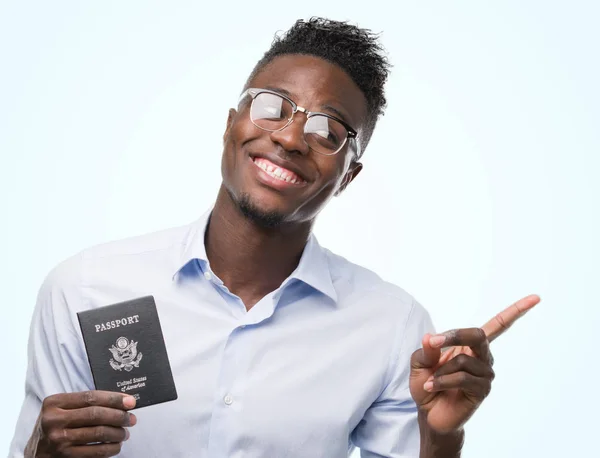 Unga Afroamerikanska Mannen Innehar Pass Förenta Staterna Mycket Glad Pekar — Stockfoto