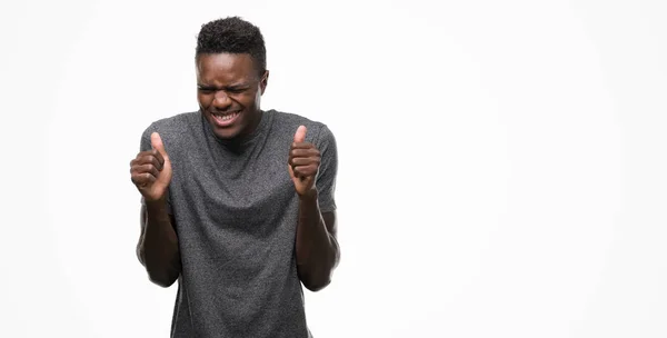 Junger Afrikanisch Amerikanischer Mann Der Ein Graues Shirt Trägt Und — Stockfoto