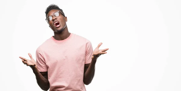 Jovem Afro Americano Vestindo Camiseta Rosa Louca Louca Gritando Gritando — Fotografia de Stock