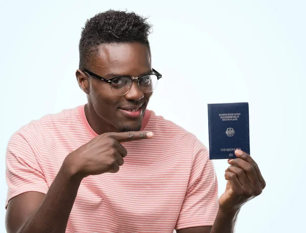 Unga Afroamerikanska Mannen Innehar Tyska Pass Mycket Glad Pekar Med — Stockfoto