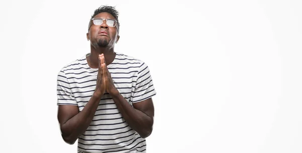 Joven Afroamericano Con Gafas Camiseta Azul Marino Mendigando Rezando Con — Foto de Stock