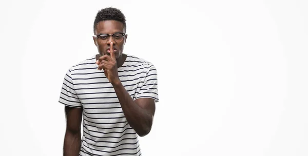 Joven Afroamericano Con Gafas Camiseta Azul Marino Pidiendo Silencio Con — Foto de Stock