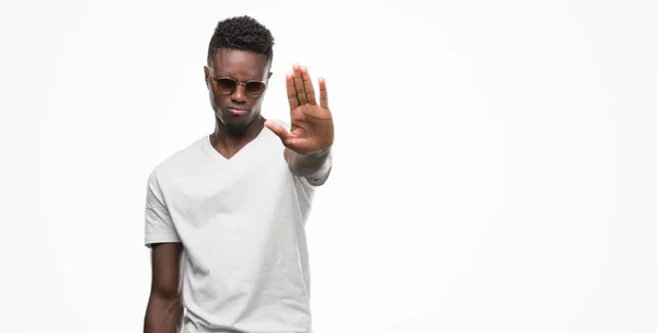 Joven Hombre Afroamericano Con Gafas Sol Con Mano Abierta Haciendo — Foto de Stock