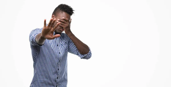 Joven Hombre Afroamericano Vistiendo Camisa Azul Cubriendo Los Ojos Con —  Fotos de Stock