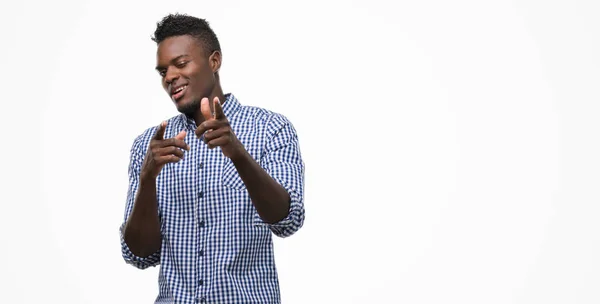 Joven Hombre Afroamericano Con Camisa Azul Señalando Los Dedos Cámara —  Fotos de Stock