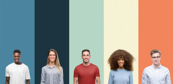 Groep Mensen Vintage Kleuren Achtergrond Met Een Gelukkig Cool Glimlach — Stockfoto