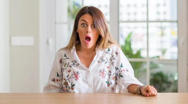 Young Woman Home Scared Shock Surprise Face Afraid Excited Fear — Stock Photo, Image