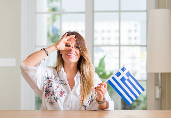 Jeune Femme Maison Tenant Drapeau Grèce Avec Visage Heureux Souriant — Photo