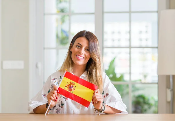 Młoda Kobieta Domu Trzymając Flagę Hiszpanii Szczęśliwy Twarz Stałego Uśmiechając — Zdjęcie stockowe