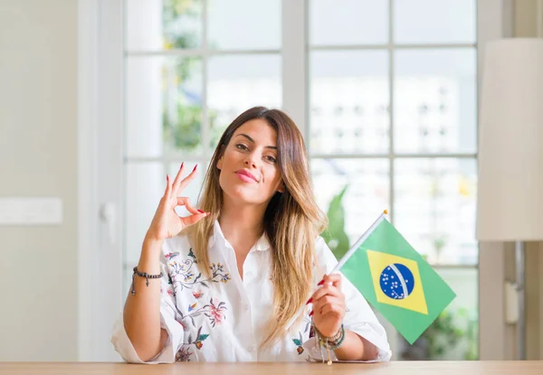 Nuori Nainen Kotona Tilalla Lippu Brasilian Tekee Merkki Sormin Erinomainen — kuvapankkivalokuva