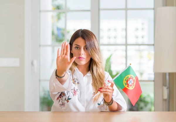 Jeune Femme Maison Tenant Drapeau Portugal Avec Main Ouverte Faisant — Photo