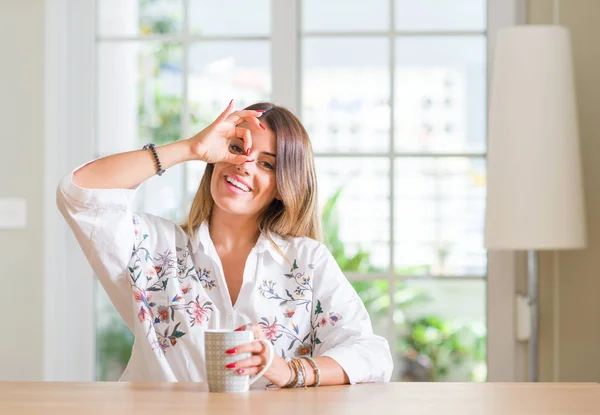Mujer Joven Casa Bebiendo Café Con Cara Feliz Sonriendo Haciendo —  Fotos de Stock