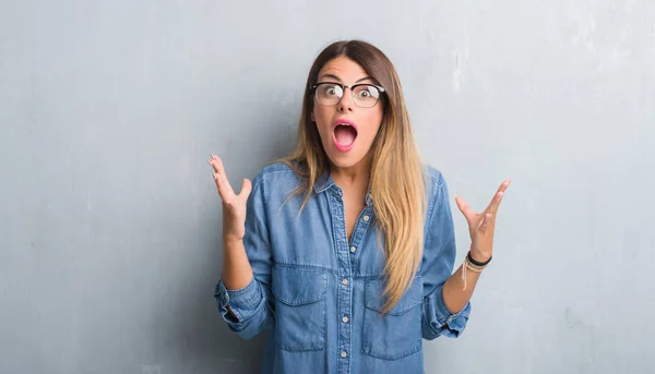 Mujer Adulta Joven Sobre Pared Gris Grunge Usando Gafas Celebrando —  Fotos de Stock