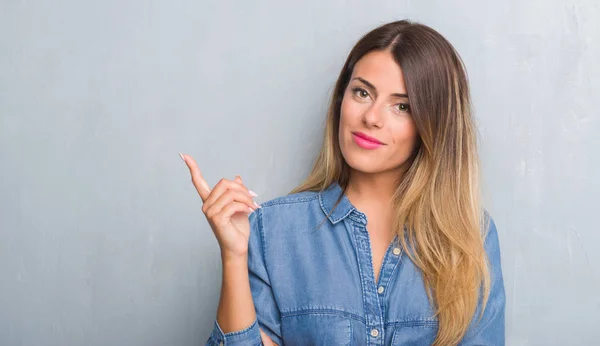 Jovem Mulher Adulta Sobre Parede Cinza Grunge Vestindo Roupa Jeans — Fotografia de Stock