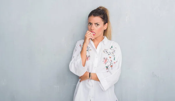 Young Adult Woman Grunge Grey Wall Wearing Flowers Shirt Looking — Stock Photo, Image