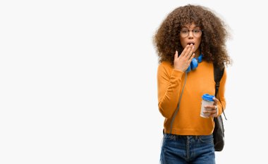 Afrika kökenli Amerikalı öğrenci kadın şok ağzına kapsar, sessizlik ve hata kavramlar, korkmuş ifade utangaç, görünüyor