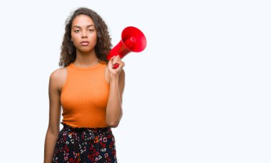 Acımak yüz ciddi düşünüyorum üstünde kendine güvenen bir ifade ile megafon tutan genç İspanyol kadın