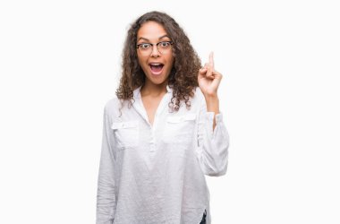 Güzel genç İspanyol kadın işaret parmağı kadar başarılı fikir. Çıktıktan ve mutlu. Bir numara.