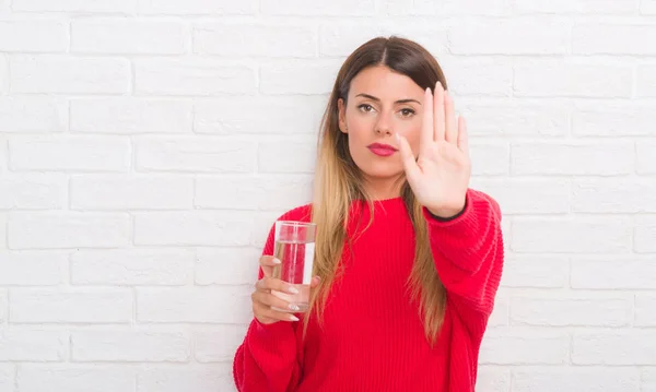 Junge Erwachsene Frau Trinkt Glas Wasser Mit Offener Hand Und — Stockfoto