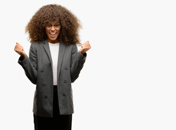 Mujer Negocios Afroamericana Con Gafas Celebrando Sorprendida Sorprendida Por Éxito —  Fotos de Stock