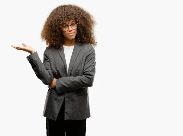 Afro Amerikai Üzletasszony Szemüveg Mosolygó Vidám Bemutatása Rámutatva Tenyér Ból — Stock Fotó
