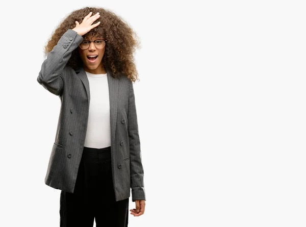 Mujer Negocios Afroamericana Con Gafas Sorprendidas Con Mano Cabeza Por —  Fotos de Stock