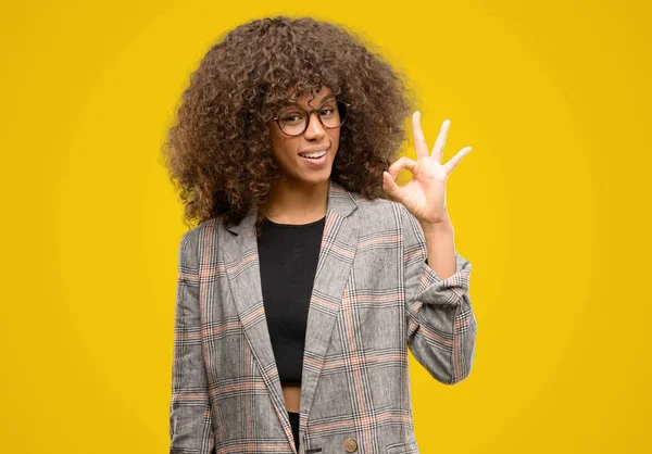 Mujer Afroamericana Vistiendo Una Chaqueta Haciendo Signo Con Los Dedos —  Fotos de Stock