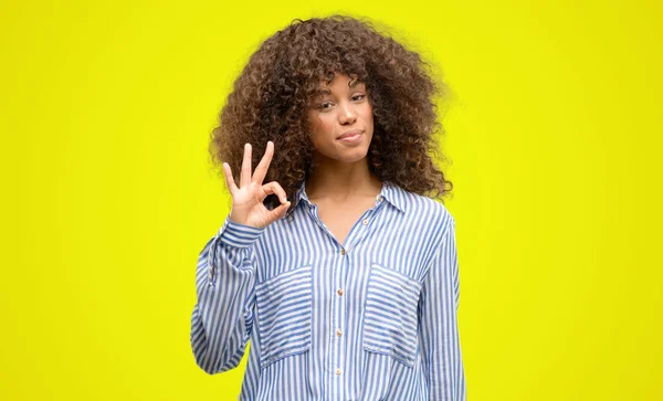 Afroamerikanska Kvinna Som Bär Ränder Skjorta Gör Tecken Med Fingrarna — Stockfoto