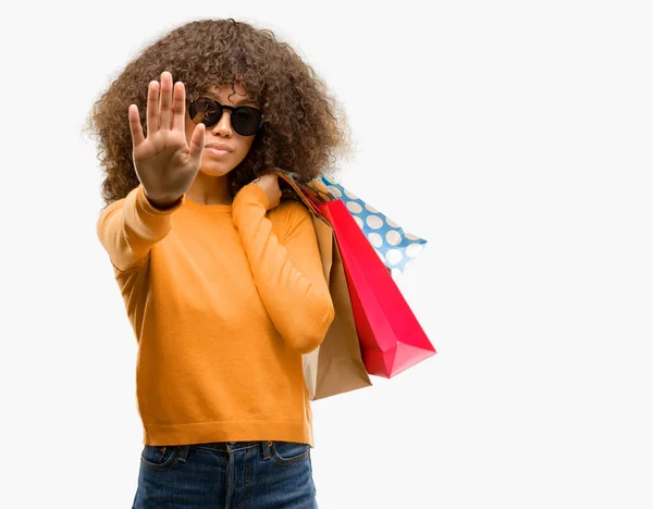 Donna Afroamericana Che Tiene Borse Della Spesa Mano Aperta Facendo — Foto Stock