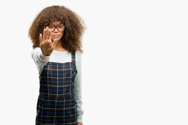 Afrikanisch Amerikanische Frau Trägt Einen Retro Stil Mit Offener Hand — Stockfoto