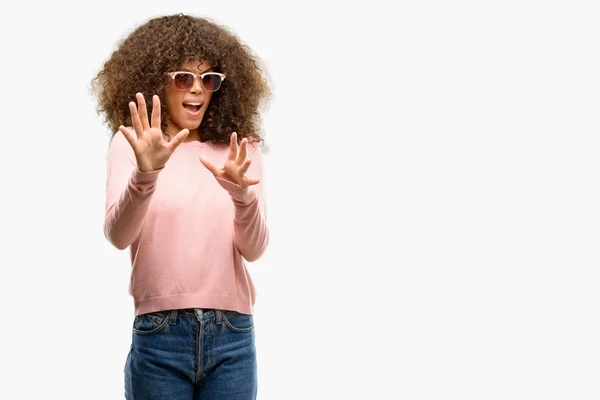 Mulher Afro Americana Vestindo Óculos Sol Rosa Com Medo Aterrorizada — Fotografia de Stock