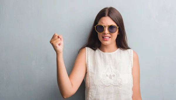 Junge Brünette Frau Über Grunge Graue Wand Mit Retro Sonnenbrille — Stockfoto