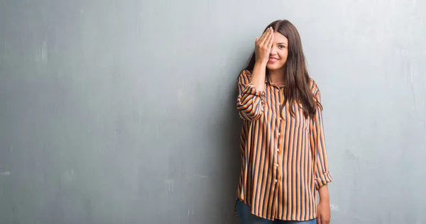 Giovane Donna Bruna Sopra Muro Grigio Grunge Che Copre Occhio — Foto Stock