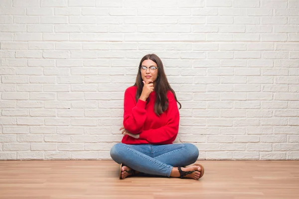 Jonge Brunette Vrouw Zittend Vloer Witte Bakstenen Muur Ernstige Gezicht — Stockfoto