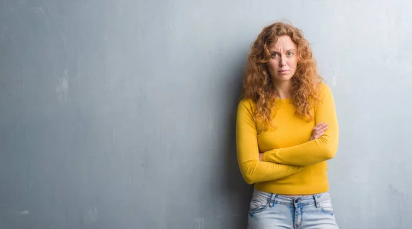 Jeune Rousse Femme Sur Mur Gris Grunge Sceptique Nerveux Désapprouvant — Photo