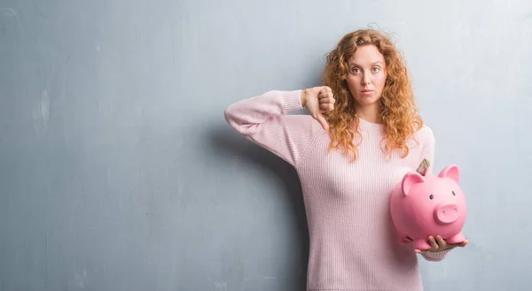 Jonge Roodharige Vrouw Grijs Grunge Muur Holding Piggy Bank Dollar — Stockfoto