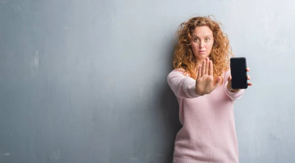 Mujer Pelirroja Joven Sobre Pared Grunge Gris Que Muestra Pantalla — Foto de Stock