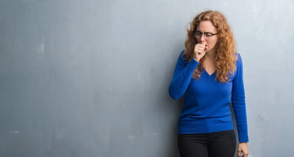 Young Redhead Woman Grey Grunge Wall Feeling Unwell Coughing Symptom — Stock Photo, Image