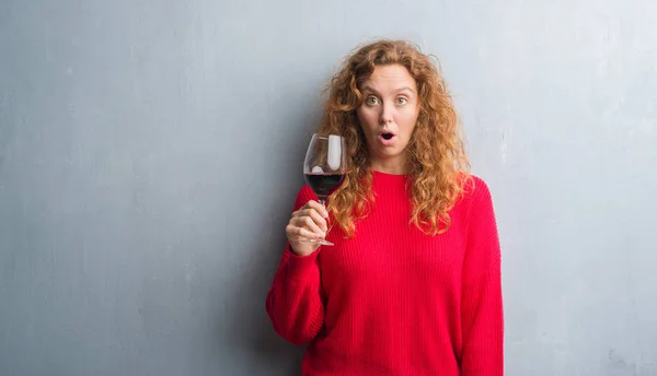 Joven Pelirroja Sobre Gris Pared Grunge Bebiendo Una Copa Vino — Foto de Stock