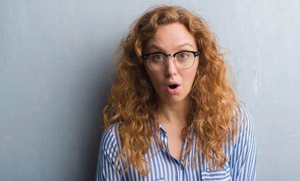 Young Redhead Woman Grey Grunge Wall Scared Shock Surprise Face — Stock Photo, Image