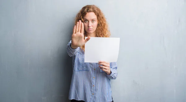 Junge Rothaarige Frau Über Grauer Grunge Wand Mit Leerem Papierbogen — Stockfoto