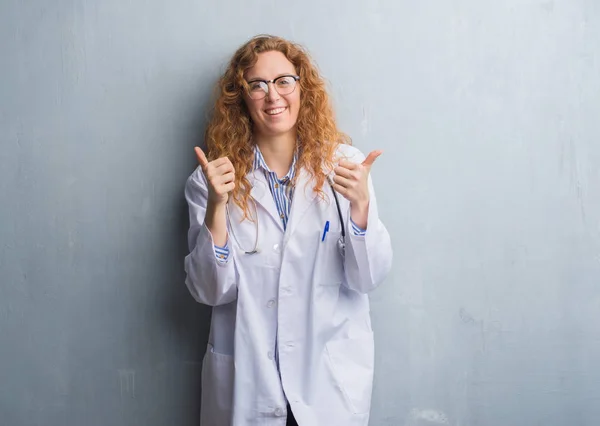 Jovem Mulher Médica Ruiva Sobre Parede Grunge Cinza Usando Sinal — Fotografia de Stock