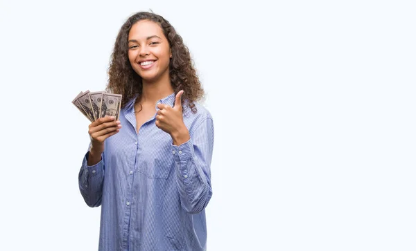 Mulher Hispânica Jovem Segurando Dólares Felizes Com Grande Sorriso Fazendo — Fotografia de Stock